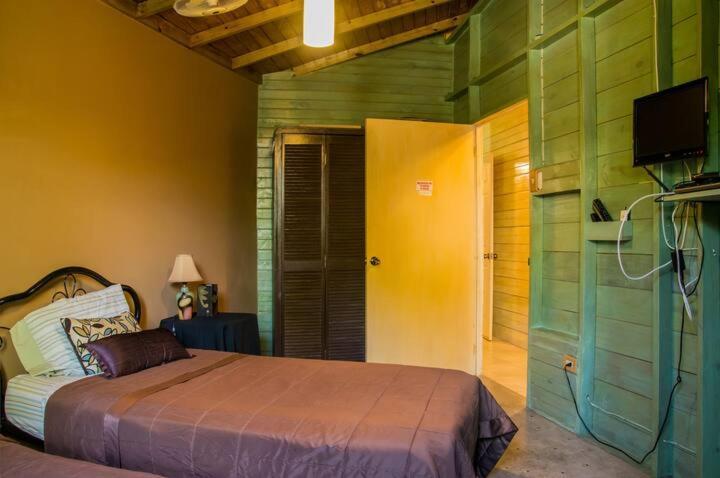 One32 Guesthouse Bejeweled Kingston Exteriér fotografie
